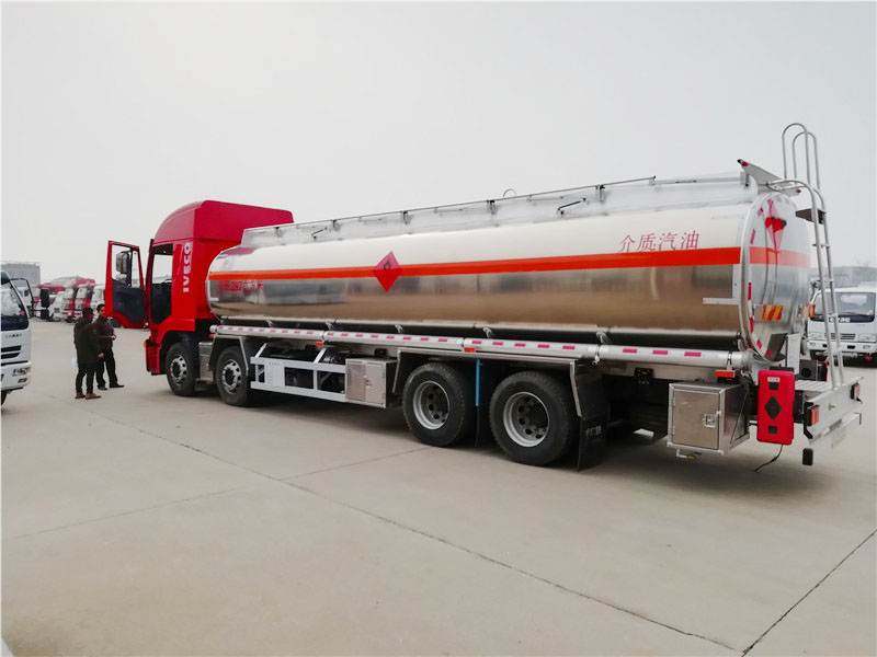 上汽紅巖29.7方前四后八鋁合金運油車，20噸運油車