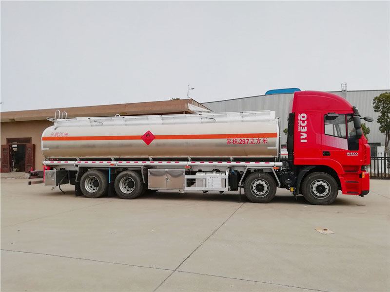 上汽紅巖29.7方前四后八鋁合金運油車，20噸運油車