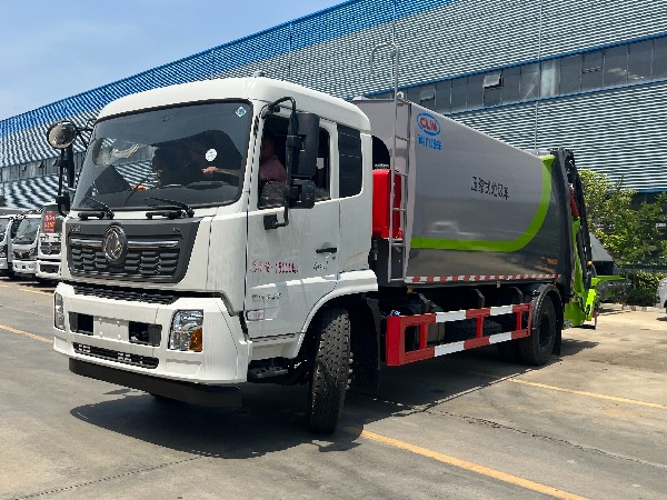18方東風(fēng)天錦壓縮式垃圾車(chē)